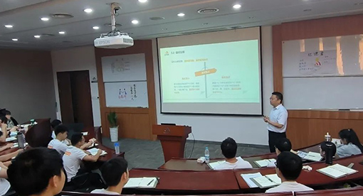 領(lǐng)導(dǎo)垂范大力提升課程質(zhì)量