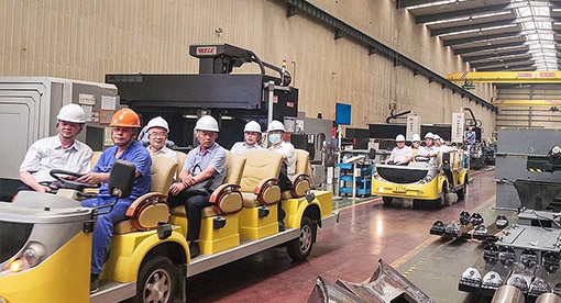 中國糧油學會糧油食品智能裝備分會成員參觀邁安德集團現代化的智能制造基地